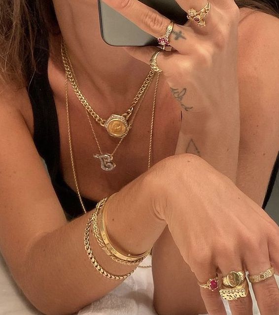 Accesorios plateados en piel cálida